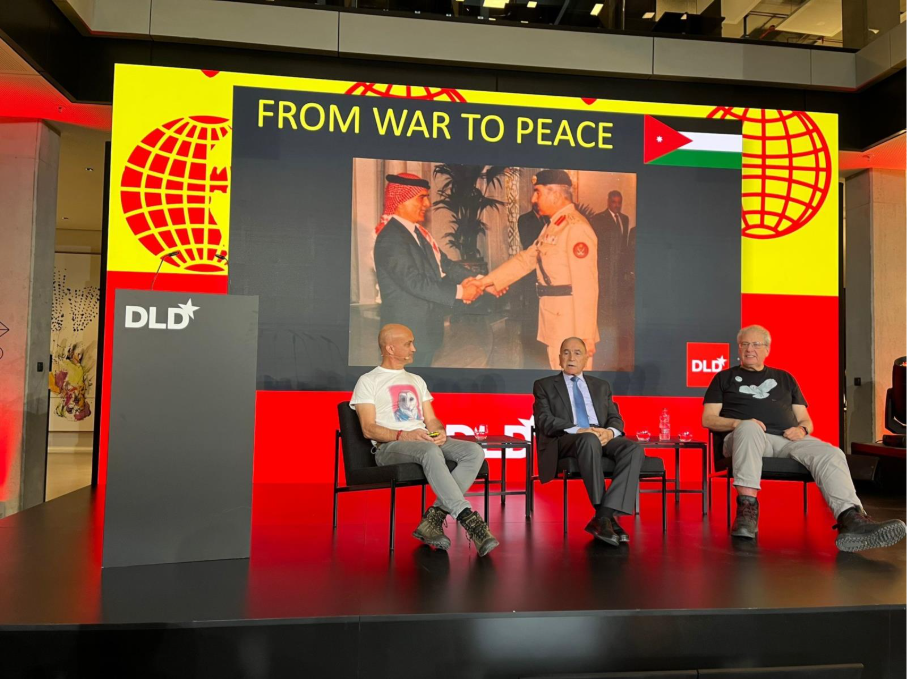 Une image contenant habits, texte, homme, intérieur

Le contenu généré par l’IA peut être incorrect.